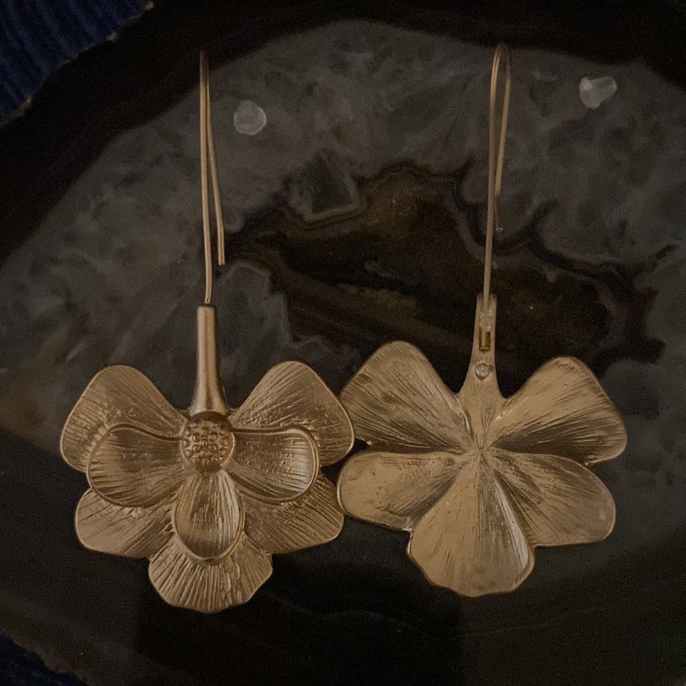 New Dangle Flower Earings 4” Long.🛍 - Picture 2 of 2